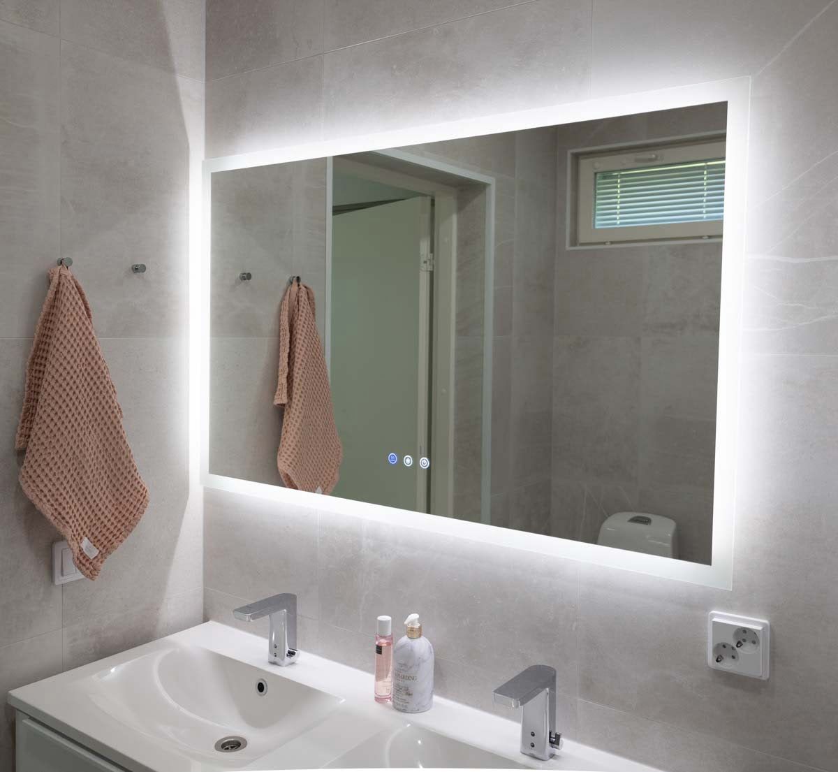 The HALO1200 CCT light mirror with dimmable three colour temperatures and a defogging function provides a generous amount of light in the bathroom. LedStore.fi